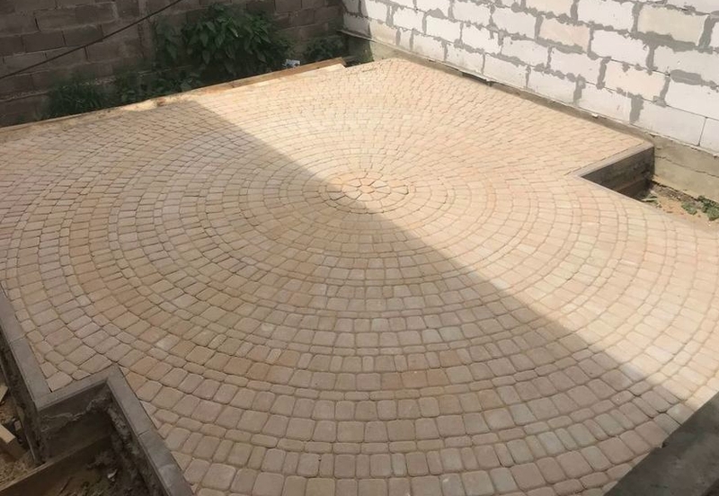 круговая укладка брусчатки 