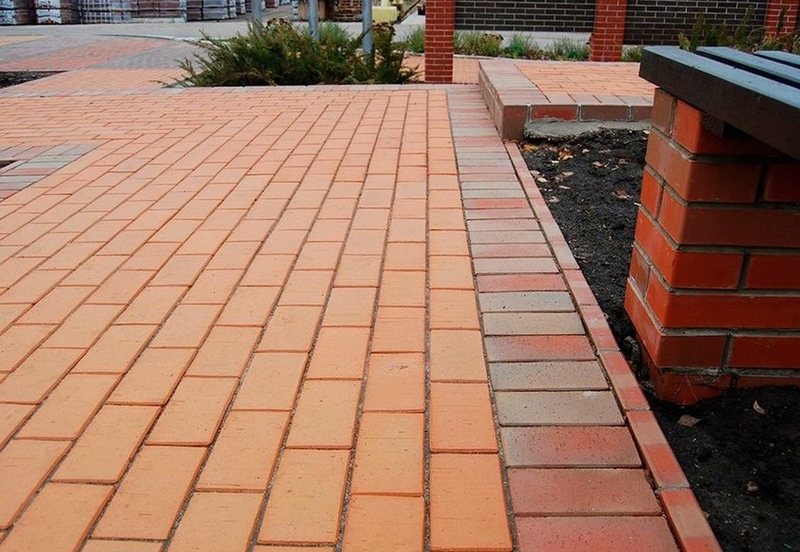 укладка тротуарной клинкерной плитки